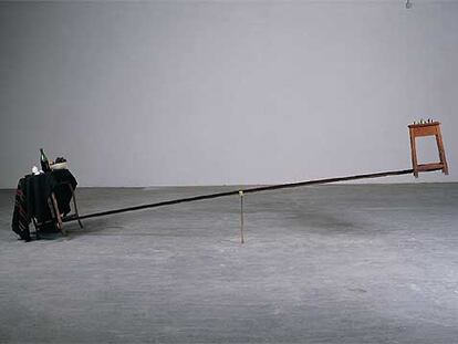 <b>Instalación</b><i> Une table qui aiguisera votre apetit-le poid poli </i><b>(2003),</b> de Francisco Tropa.