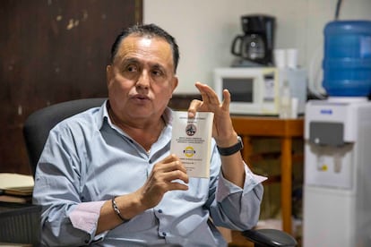 Ismael Lelia Escalante muestra el contrato colectivo de trabajo con AHMSA.