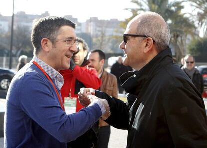 Patxi Lopez saluda a Manuel Chaves durante un receso Congreso.