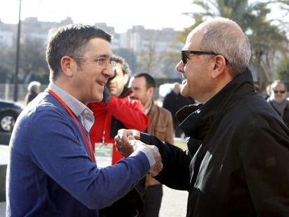 Patxi Lopez saluda a Manuel Chaves durante un receso Congreso.