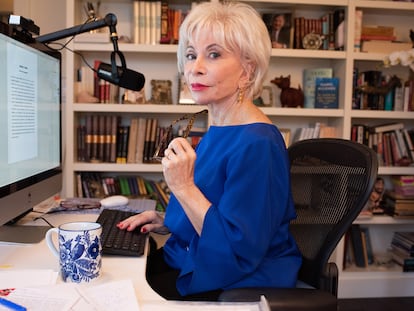 La escritora Isabel Allende, fotografiada en su casa de Sausalito, en el Área de la Bahía de San Francisco, en diciembre de 2021.