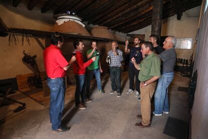 Cata de vinos en la Bodega del Nero de Chinchón.