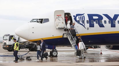 Llegada de los primeros viajeros al aeropuerto de Castell&oacute;n. 