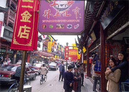 Una de las bulliciosas calles del barrio de Nanshi, cerca de los jardines Yu Yian, en Shanghai (China).