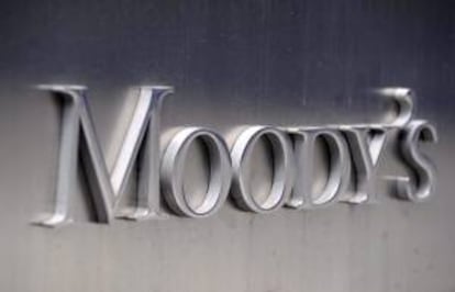 Fotografía de archivo tomada del logo corporativo de Moody's, en la sede de la Agencia, en Nueva York (Estados Unidos). EFE/Archivo