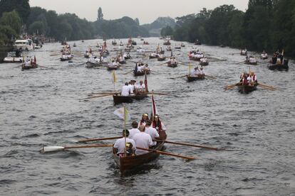 Una flotilla de botes acompaña a 'Gloriana', la barcaza real de la reina Isabel II, que transporta la llama olímpica por el Támesis.