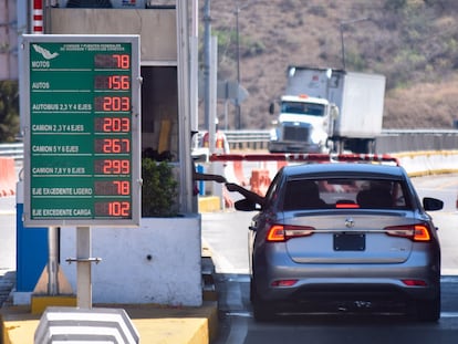 Un automovilista paga la tarifa de una caseta, en la Autopista del Sol, en una imagen de archivo.