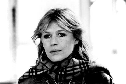 Extraños designios los del glamour y sus iconos. Marianne Faithfull llega viva a los 65 años, que cumple hoy, y de ella no se recuerdan los años oscuros en los que vivía en la calle debido a sus adicciones. Ni siquiera se piensa en la señora que es hoy y que, como cuenta The New York Times en esta reciente entrevista, viste de Chanel. Solo quedan, en forma de imágenes en la memoria de los más adultos pero también de fotos en los blogs o en los Tumblrs de moda de los jóvenes seducidos por su London chic, los años en los que era una belleza clásica y de herencia aristocrática, que acababa de dejar a su marido por Mick Jagger y que intentaba con todas sus fuerzas echarse a perder.