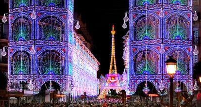 Un mill&oacute;n de bombillas iluminan la calle de Sueca con una r&eacute;plica de la torre Eiffel.