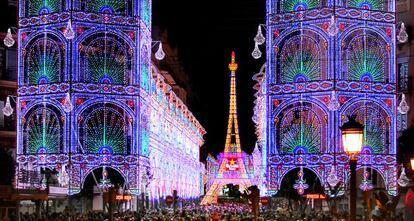 Un millón de bombillas iluminan la calle de Sueca con una réplica de la torre Eiffel.