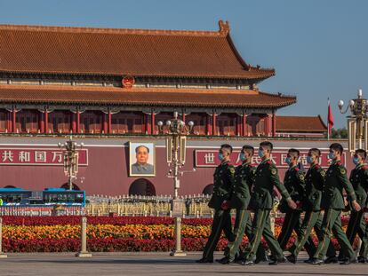 Policías paramilitares chinos desfilan por la plaza de Tiananmen para acudir al discurso del presidente chino, Xi JInping, en conmemoración de la guerra de Corea