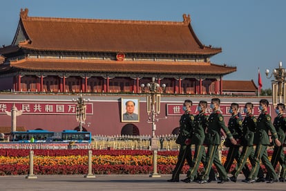 Policías paramilitares chinos desfilan por la plaza de Tiananmen para acudir al discurso del presidente chino, Xi JInping, en conmemoración de la guerra de Corea