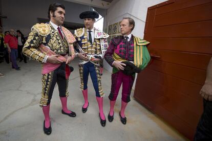 Pepe Luis Vázquez, a la derecha, junto a Manzanares y Morante, en la plaza de Illescas, en marzo de 2017.