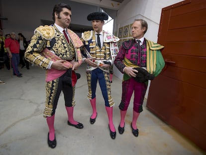 Pepe Luis Vázquez, a la derecha, junto a Manzanares y Morante, en la plaza de Illescas, en marzo de 2017.
