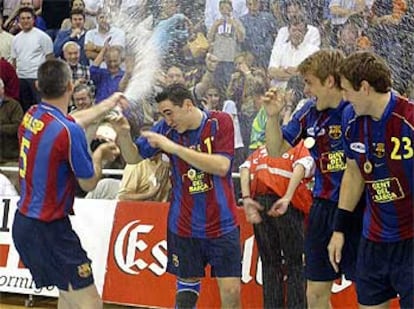 Los jugadores del Barça celebran en la cancha del Palau Blaugrana la consecución de la Copa EHF.