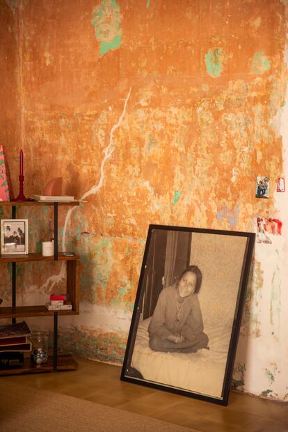 Un rincón presidido por una fotografía de la madre de Urgell Cloquell cuando era joven.