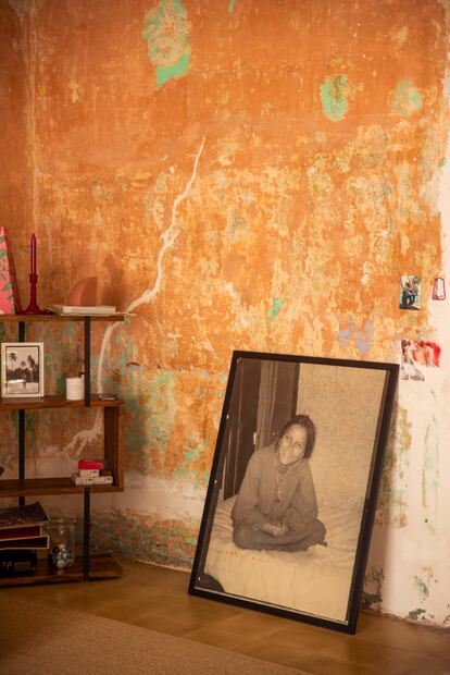 Un rincón presidido por una fotografía de la madre de Urgell Cloquell cuando era joven. 