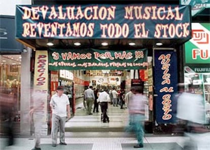 La crisis está llevando a muchos comercios a cerrar sus puertas, como esta tienda de música de Buenos Aires.