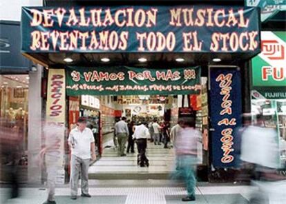 La crisis está llevando a muchos comercios a cerrar sus puertas, como esta tienda de música de Buenos Aires.