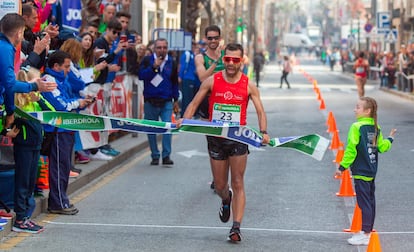 Iván Pajuelo proclamándose campeón de España de 50 km en Torrevieja 2020.