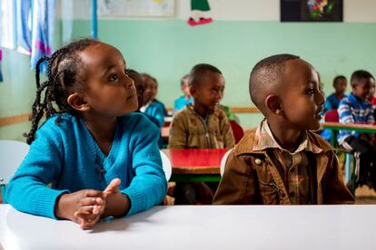 Etiopía ha caminado un largo trecho en materia de educación y eso se refleja en las estadísticas. Hoy, un 93% de las niñas finaliza la Primaria frente al 27% que lo logró en el año 2000. En las aulas del colegio católico de Getema, hay casi mismo número de chicos y chicas.