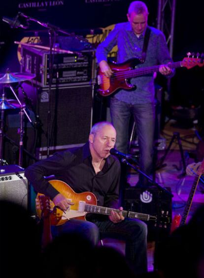 Mark Knopfler en un momento del concierto, en el Colegio de Médicos.