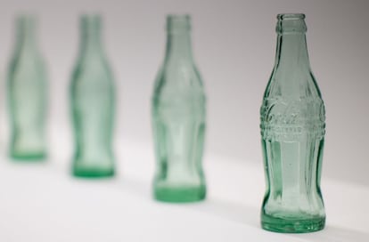 Esta es la botella clásica, con ribetes, que cumple 100 años. El High Museum de Atlanta, la ciudad que vio nacer a la bebida en 1886, expone estos días la muestra 'La botella de Coca Cola: un icono americano a los 100'.