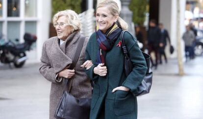 Cifuentes y Carmena, ayer ante el restaurante donde almorzaron