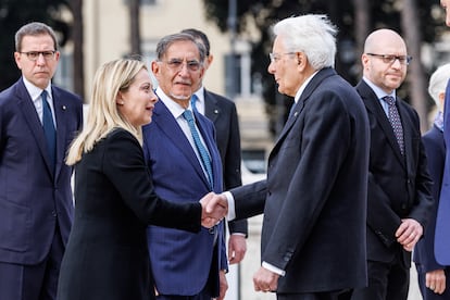 El presidente de Italia, Sergio Mattarella, saluda a Giorgia Meloni, en la celebración del 25 de abril.