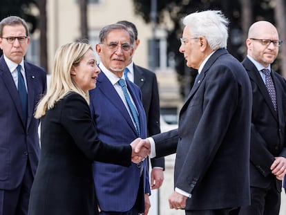 El presidente de Italia, Sergio Mattarella, saluda a Giorgia Meloni, en la celebración del 25 de abril.