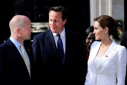 El primer ministro británico, David Cameron, charla con William Hague y Angelina Jolie fuera de Downing Street tras un encuentro en junio.