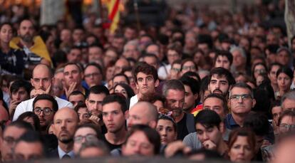 Personas concentradas en Paseo LLuis Companys en Barcelona asisten al discurso de Puigdemont en el Parlament.