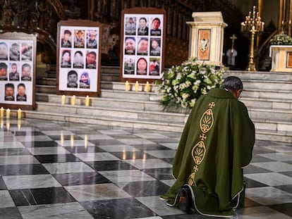 El arzobispo de Lima Carlos Castillo se arrodilla en la misa oficial por los muertos durante las manifestaciones de la semana pasada contra la Presidenta Dina Boularte, en la catedral de Lima, ayer domingo 15 de enero.