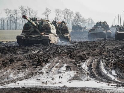 Vehículos blindados rusos estacionados en una carretera en la región de Rostov (Rusia), este martes.