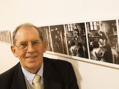 Gustav Henningsen, con algunas de las fotografías expuestas estos días en el Museo do Pobo Galego.