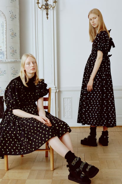 Cecilie Bahnsen

Esta diseñadora de Copenhague ha revolucionado la moda nórdica con unos diseños que combinan minimalismo y maximalismo y se acercan al detalle y la artesanía de la alta costura. No son baratos (los vestidos rondan los 1000 euros), pero, según su creadora, están pensados para durar a través de los años y convertirse en piezas que pasan de generación en generación. Cecilie Bahnsen fue finalista del prestigioso LVMH Prize y fundó su marca epónima en 2015.