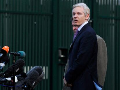 El fundador de WikiLeaks, Julian Assange, habla con la prensa en el exterior de la corte de magistrados Belmarsh, donde se trata la petición de extradición por parte de Suecia por supuestos delitos sexuales.