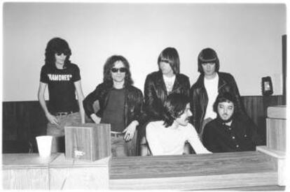 Craig Leon (sentado a la derecha) y los Ramones durante la grabación del primer disco del grupo, en febrero de 1976.