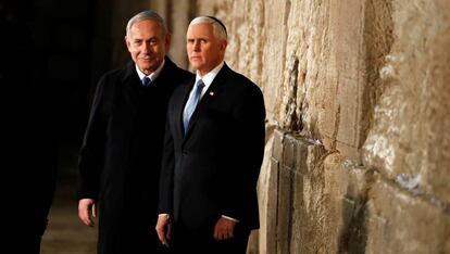 Benjamín Netanyahu y el vicepresidente de EE UU, Mike Pence, el jueves en el Muro de las Lamentaciones.