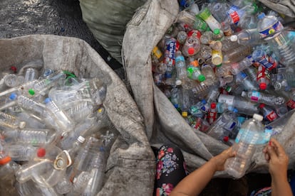 Botellas de plstico en una tienda de segunda mano en Manila, Filipinas.