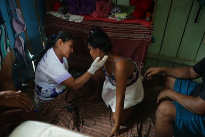 Tabita dos Santos Moraes atiende a Mayleane Melo en el estado de Amazonas, Brasil, el 26 de octubre 2024. 