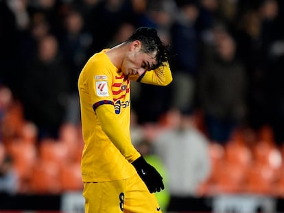 Pedri durante el partido entre el Valencia y el FC Barcelona en Mestalla.