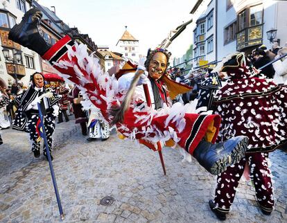 Un 'Federahannes', la figura del bufón de Rottweil, participa en el desfile 'Narrensprung' en Rottweil, (Alemania).