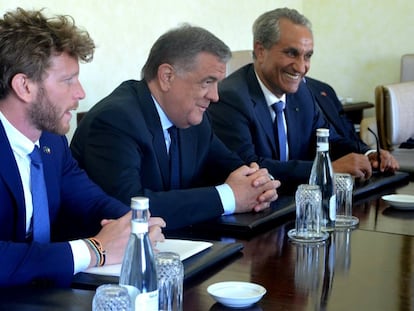 Desde la izquierda, Francesco Giorgi, pareja de la exvicepresidenta de la Eurocámara Eva Kaili; Antonio Panzeri, y Abderrahim Atmoun, en una imagen del 9 de mayo de 2017.