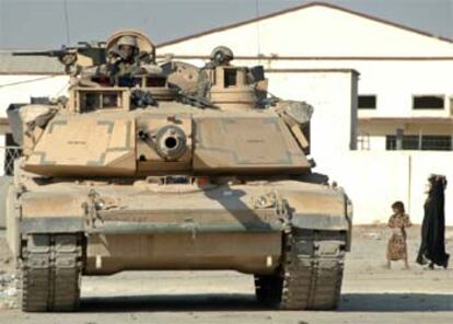 Tanques de las fuerzas de EEUU se han situado a escasos metros del mausoleo de Alí, en Nayaf.