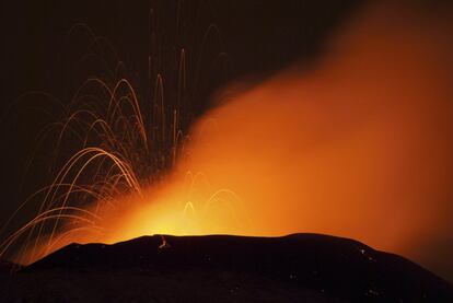 El volcán Etna lanza magma por uno de sus cráteres.