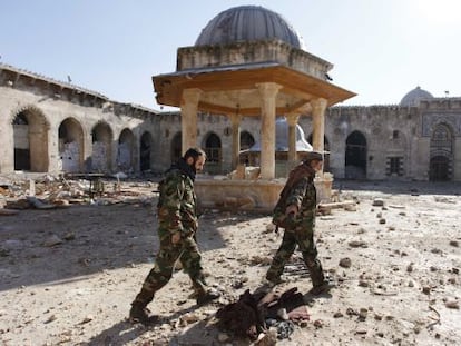 Militares del rebelde Ej&eacute;rcito Libre Sirio, ante La Gran Mezquita Omeya en Alepo.