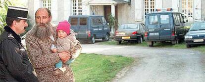 Un gendarme dialoga con un miembro de la comunidad de Thabitha&#39;s Place, en el sur de Francia.