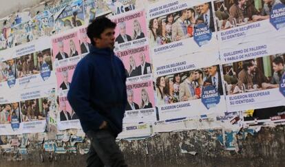 Carteles electorales este viernes en Buenos Aires.