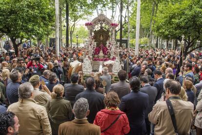 Son muchos los sevillanos que se han acercado hoy a despedir al Simpecado de la Hermandad del Salvador a su paso por el Ayuntamiento momentos antes de iniciar su peregrinaje hacia El Rocío (Huelva), siendo una de las 27 hermandades que han comenzado hoy su camino a la aldea almonteña.